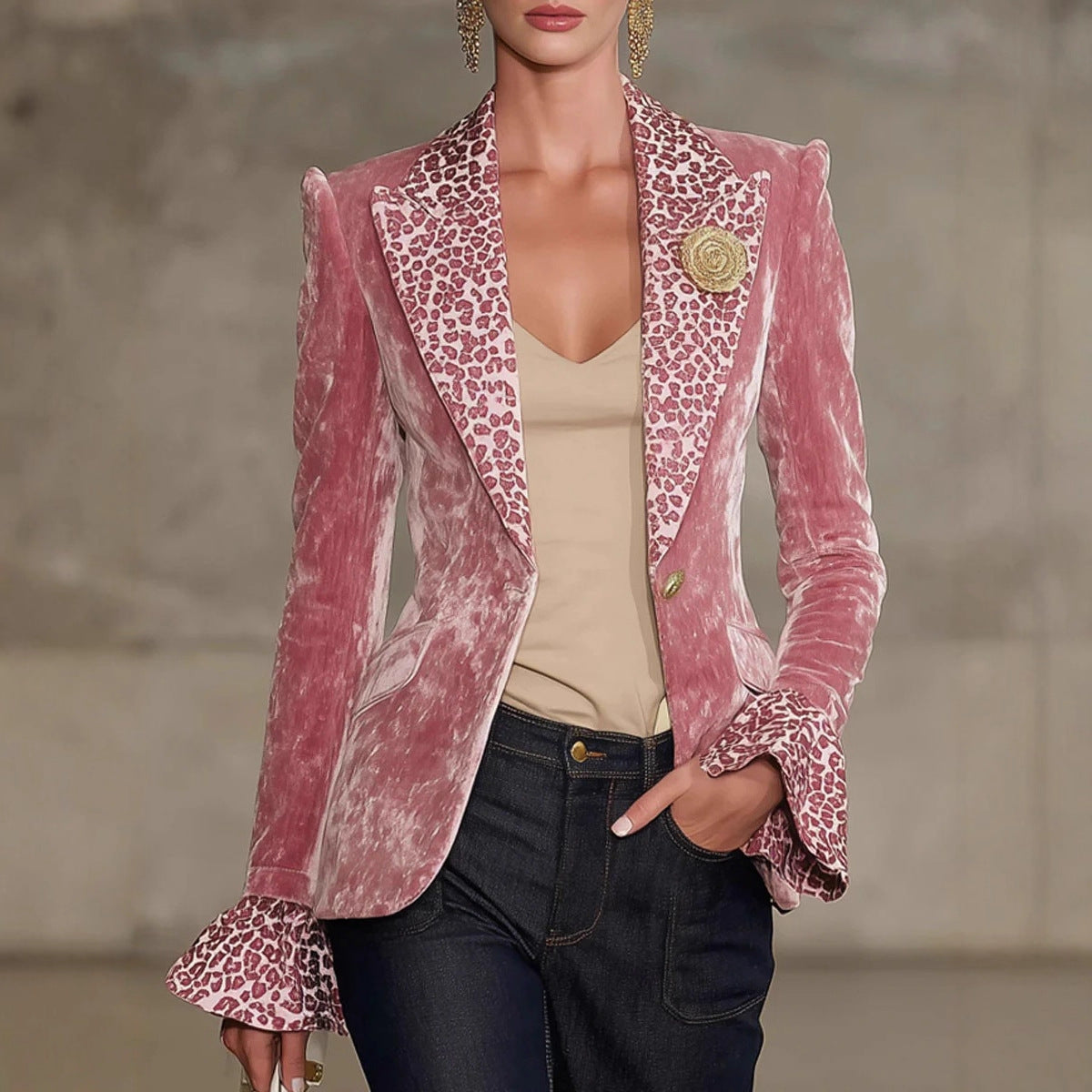 Blazer pour femmes à motif léopard avec col contrasté et poignets volantés
