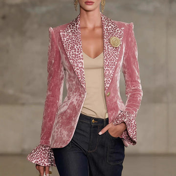 Blazer pour femmes à motif léopard avec col contrasté et poignets volantés