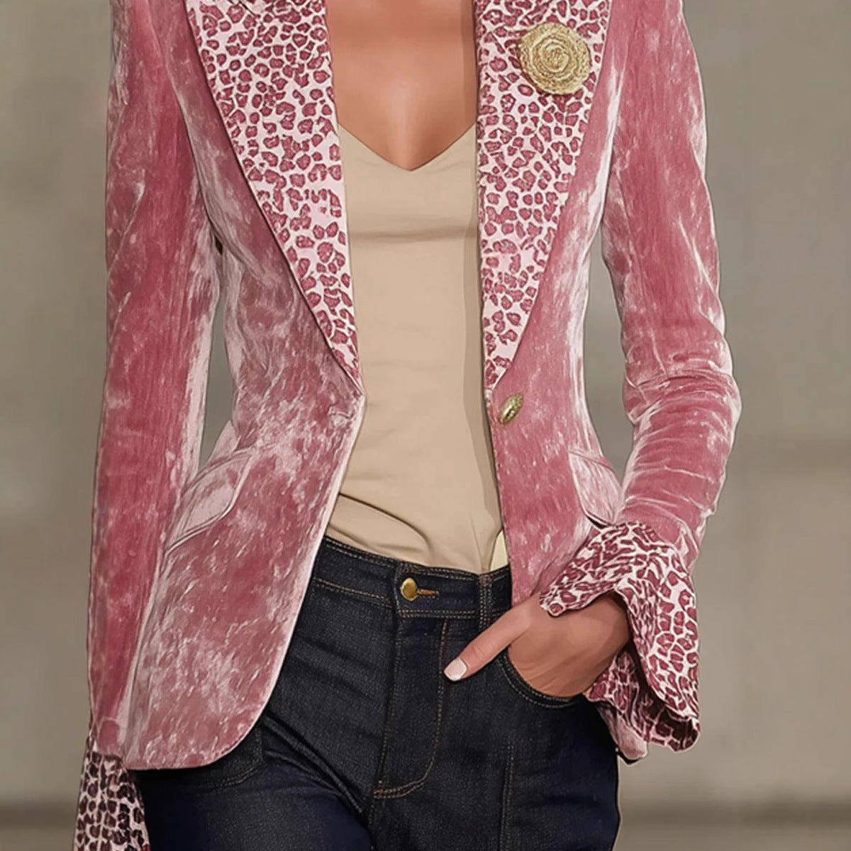 Blazer pour femmes à motif léopard avec col contrasté et poignets volantés