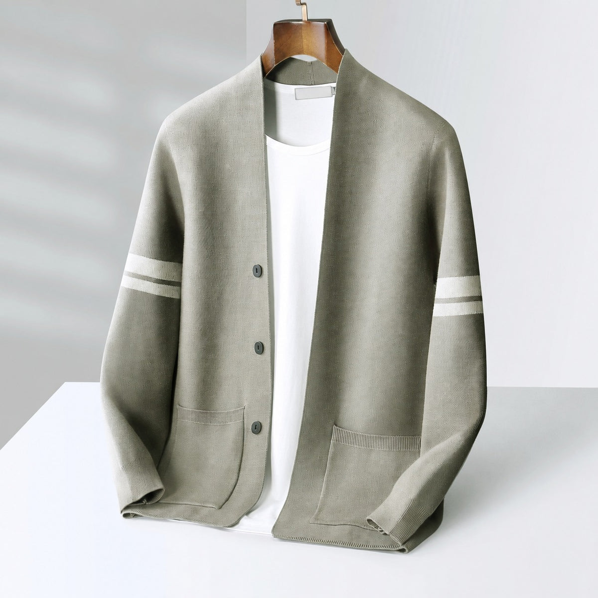 Cardigan homme à boutons à rayures contrastantes coupe décontractée