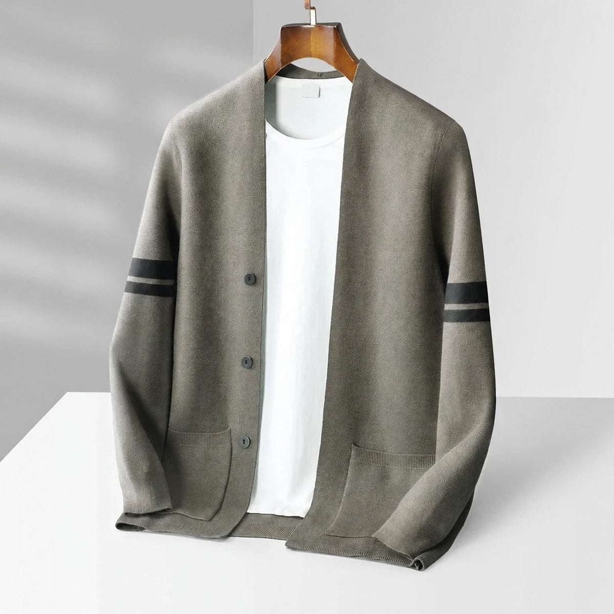 Cardigan homme à boutons à rayures contrastantes coupe décontractée