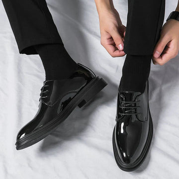 Chaussures derby homme à finition brillante design classique lacets