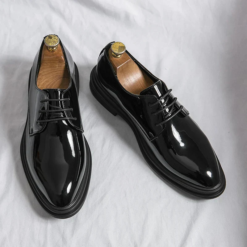 Chaussures derby homme à finition brillante design classique lacets