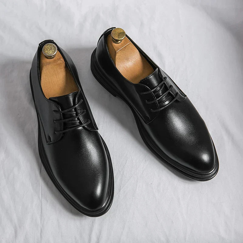 Chaussures derby homme à finition brillante design classique lacets