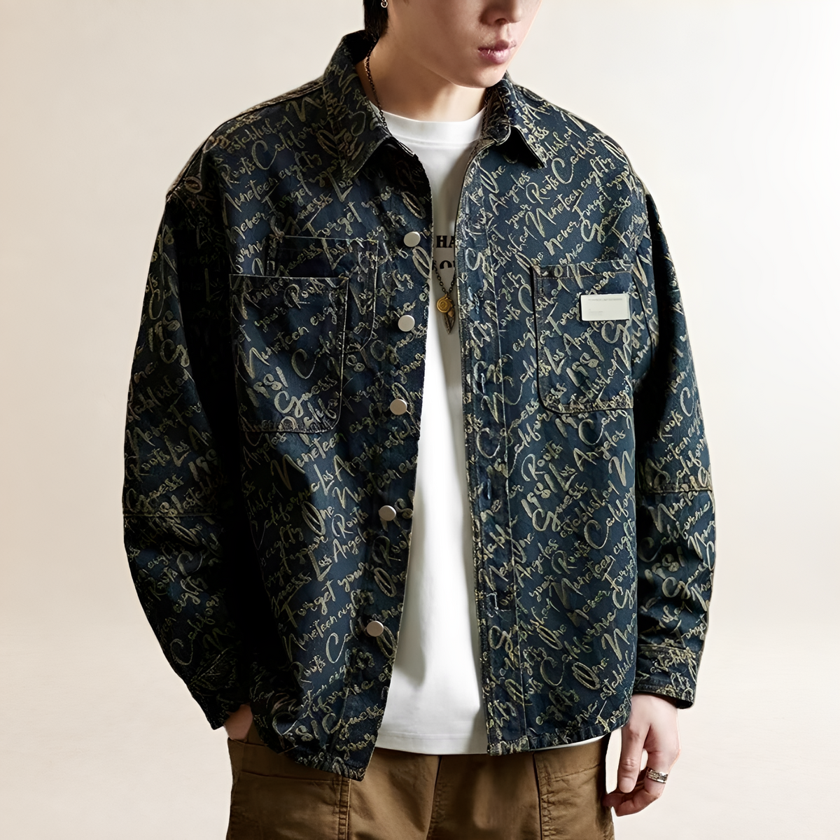 Chemise-veston pour homme, coupe décontractée, script brodé sur l’ensemble, fermeture à pression frontale, poches poitrine plaquées sans rabat