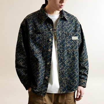 Chemise-veston pour homme, coupe décontractée, script brodé sur l’ensemble, fermeture à pression frontale, poches poitrine plaquées sans rabat