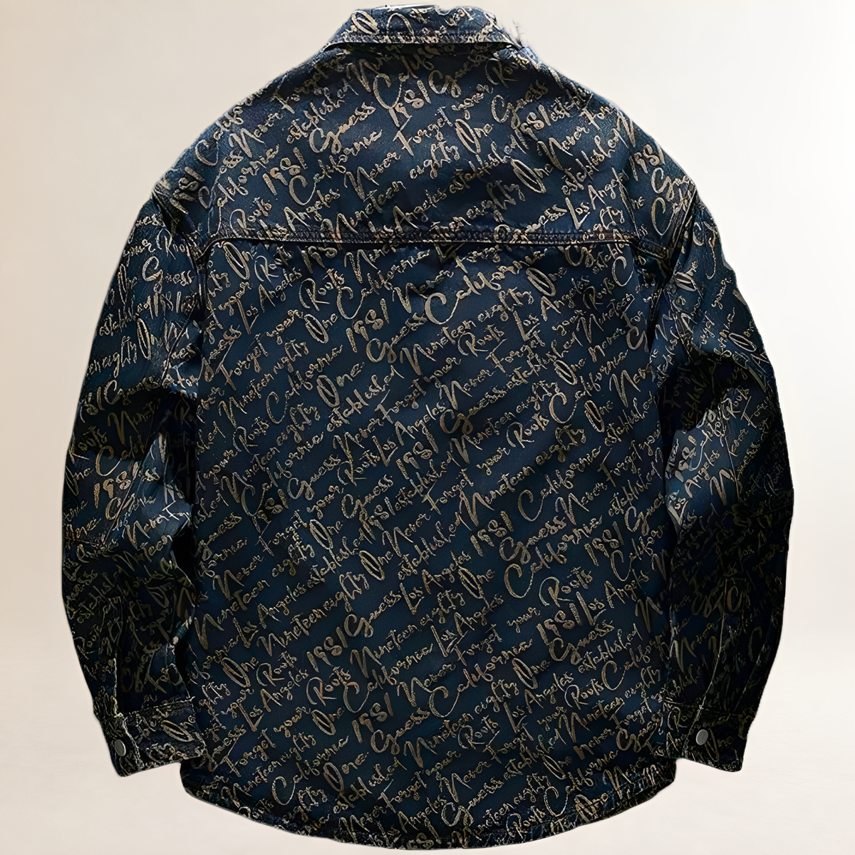 Chemise-veston pour homme, coupe décontractée, script brodé sur l’ensemble, fermeture à pression frontale, poches poitrine plaquées sans rabat