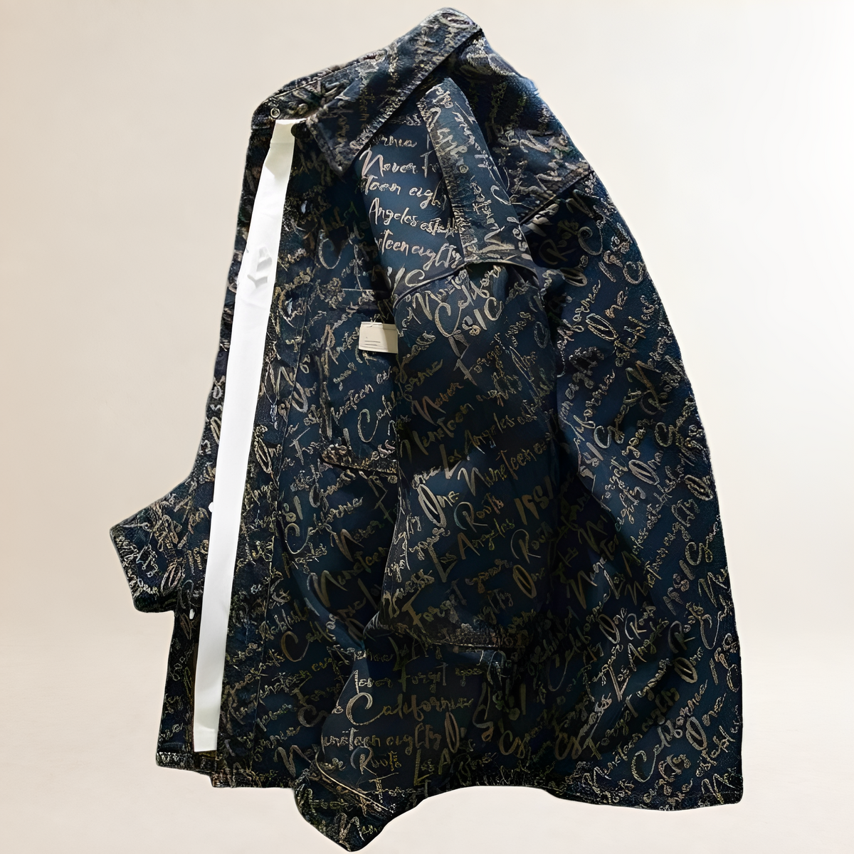 Chemise-veston pour homme, coupe décontractée, script brodé sur l’ensemble, fermeture à pression frontale, poches poitrine plaquées sans rabat