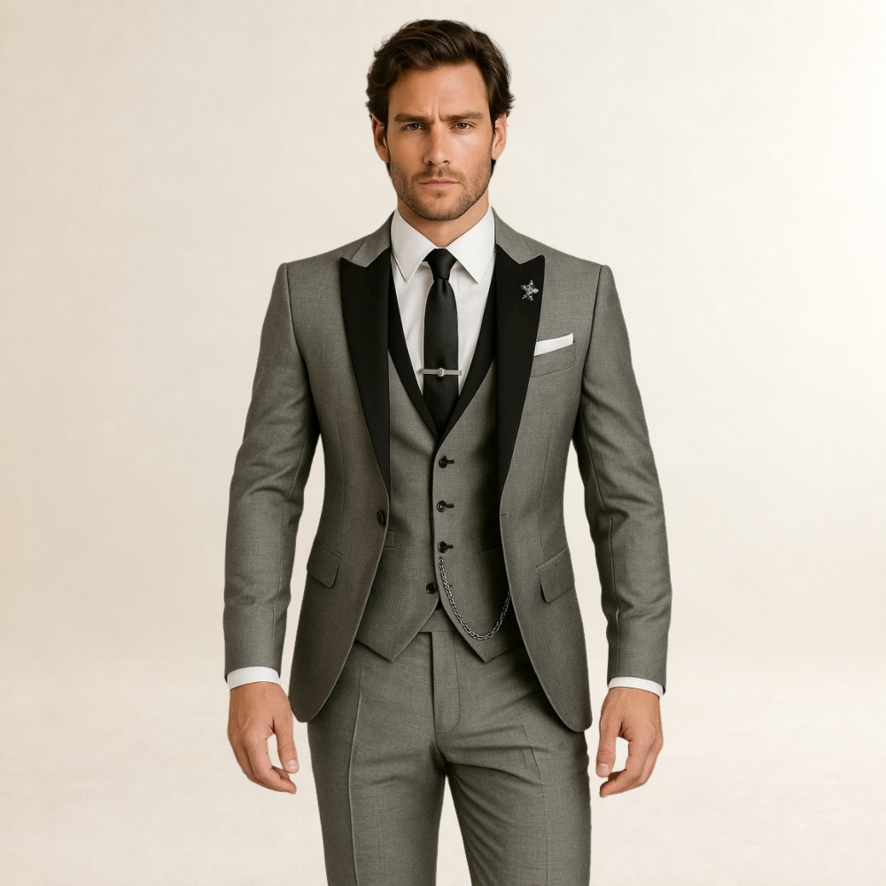 Costume trois pièces homme coupe slim avec revers pointus et gilet assorti