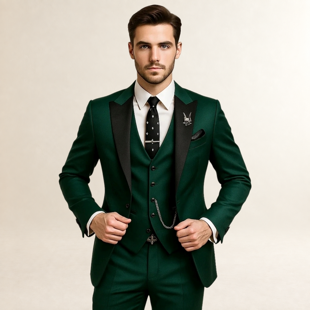 Costume trois pièces homme coupe slim avec revers pointus et gilet assorti