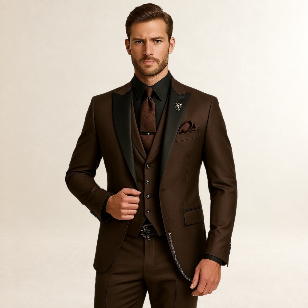 Costume trois pièces homme coupe slim avec revers pointus et gilet assorti