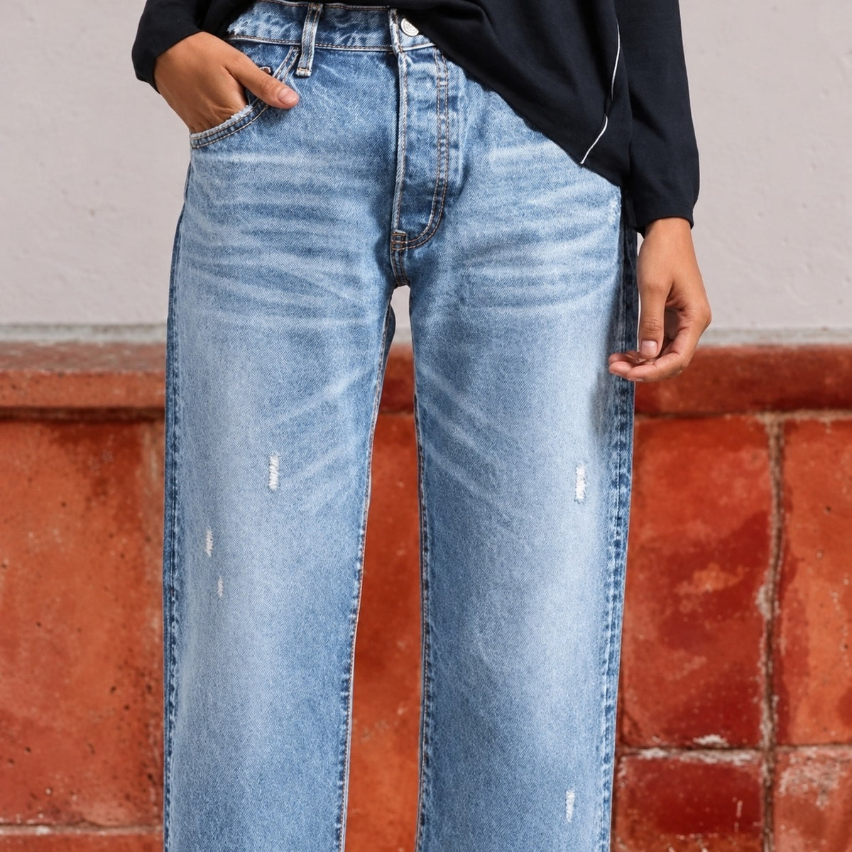 Jeans femme coupe droite, déchiré avec ourlet effiloché et coupe décontractée