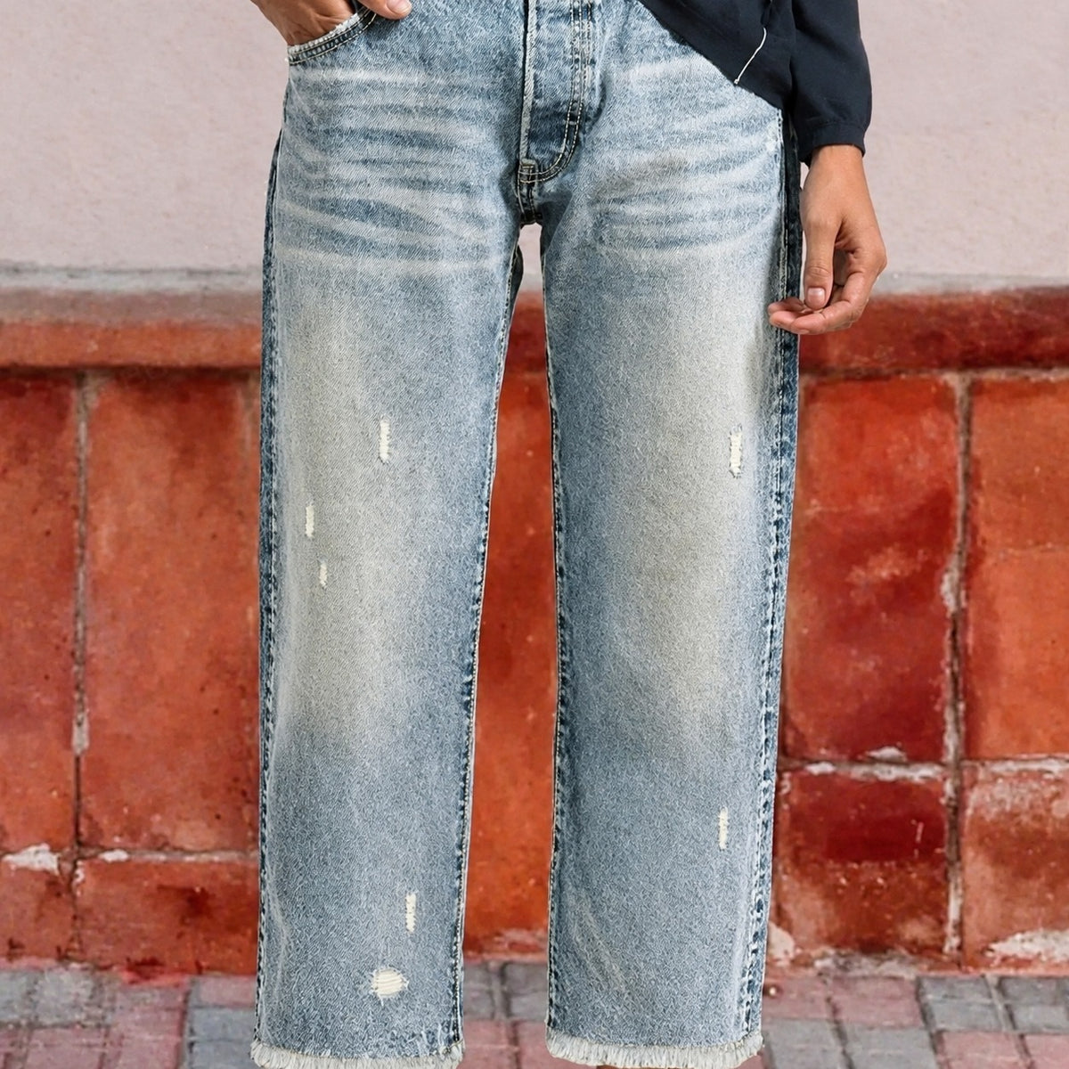 Jeans femme coupe droite, déchiré avec ourlet effiloché et coupe décontractée