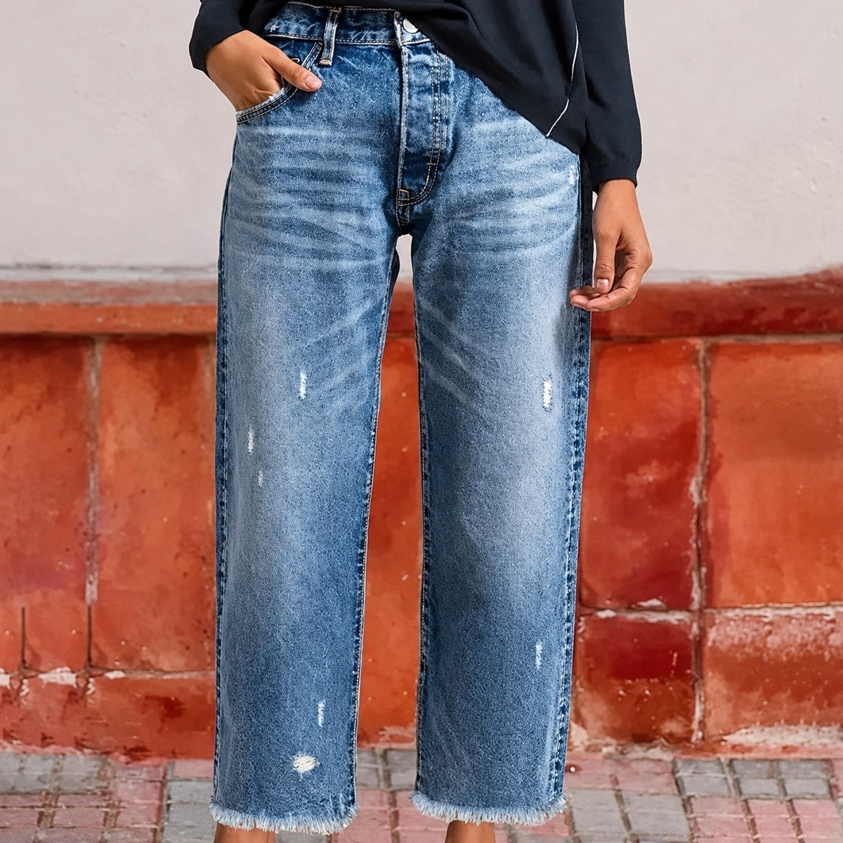Jeans femme coupe droite, déchiré avec ourlet effiloché et coupe décontractée