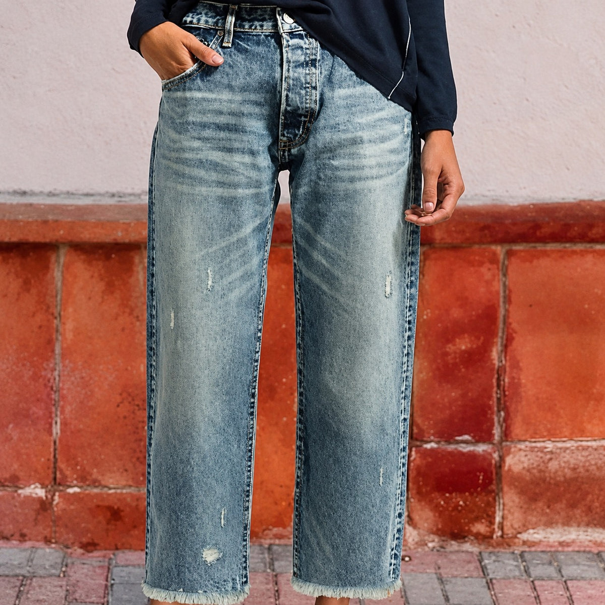 Jeans femme coupe droite, déchiré avec ourlet effiloché et coupe décontractée