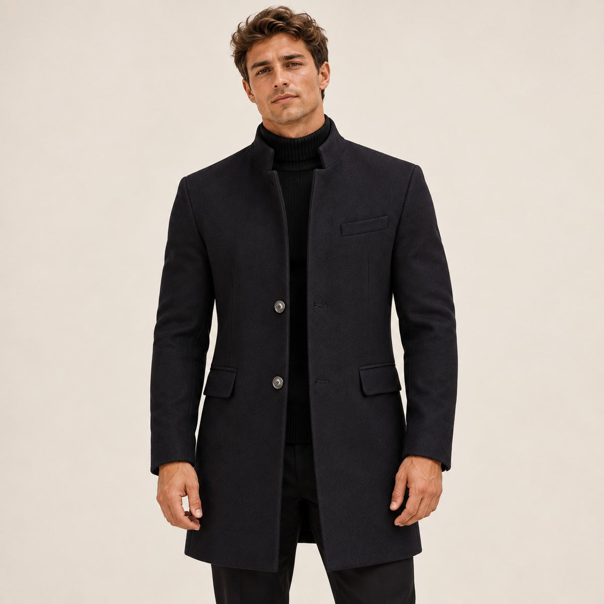 Manteau homme à col montant et fermeture bouton, coupe ajustée