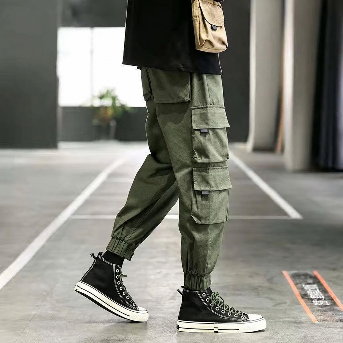 Pantalon cargo pour homme coupe tapered avec poignets élastiques et multiples poches