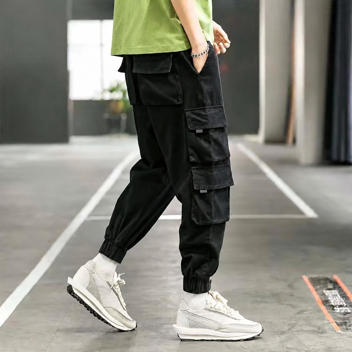 Pantalon cargo pour homme coupe tapered avec poignets élastiques et multiples poches