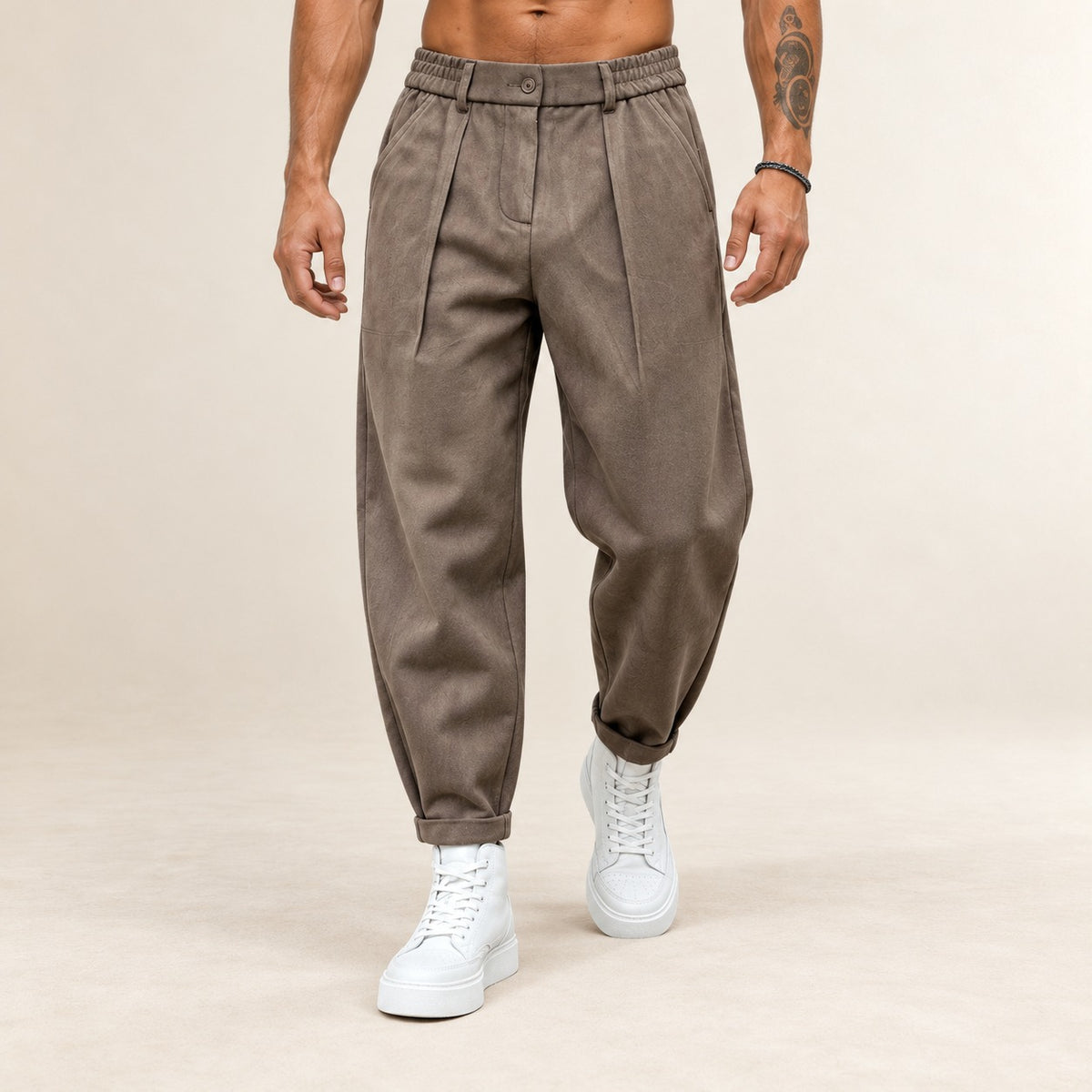 Pantalon Homme à plis, coupe fuselée - Taille élastiquée, passants et braguette à bouton, poches obliques et arrière passepoilée