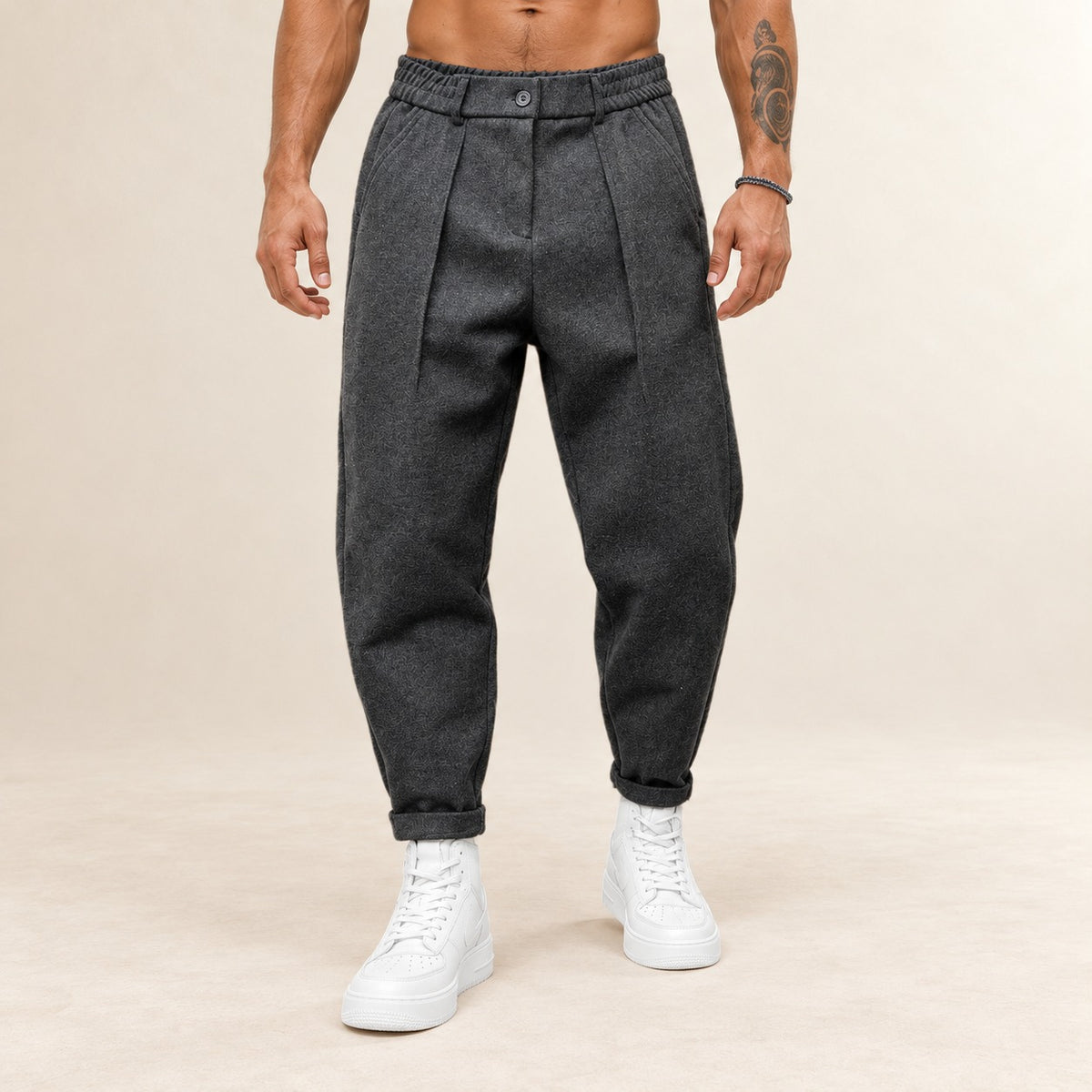 Pantalon Homme à plis, coupe fuselée - Taille élastiquée, passants et braguette à bouton, poches obliques et arrière passepoilée