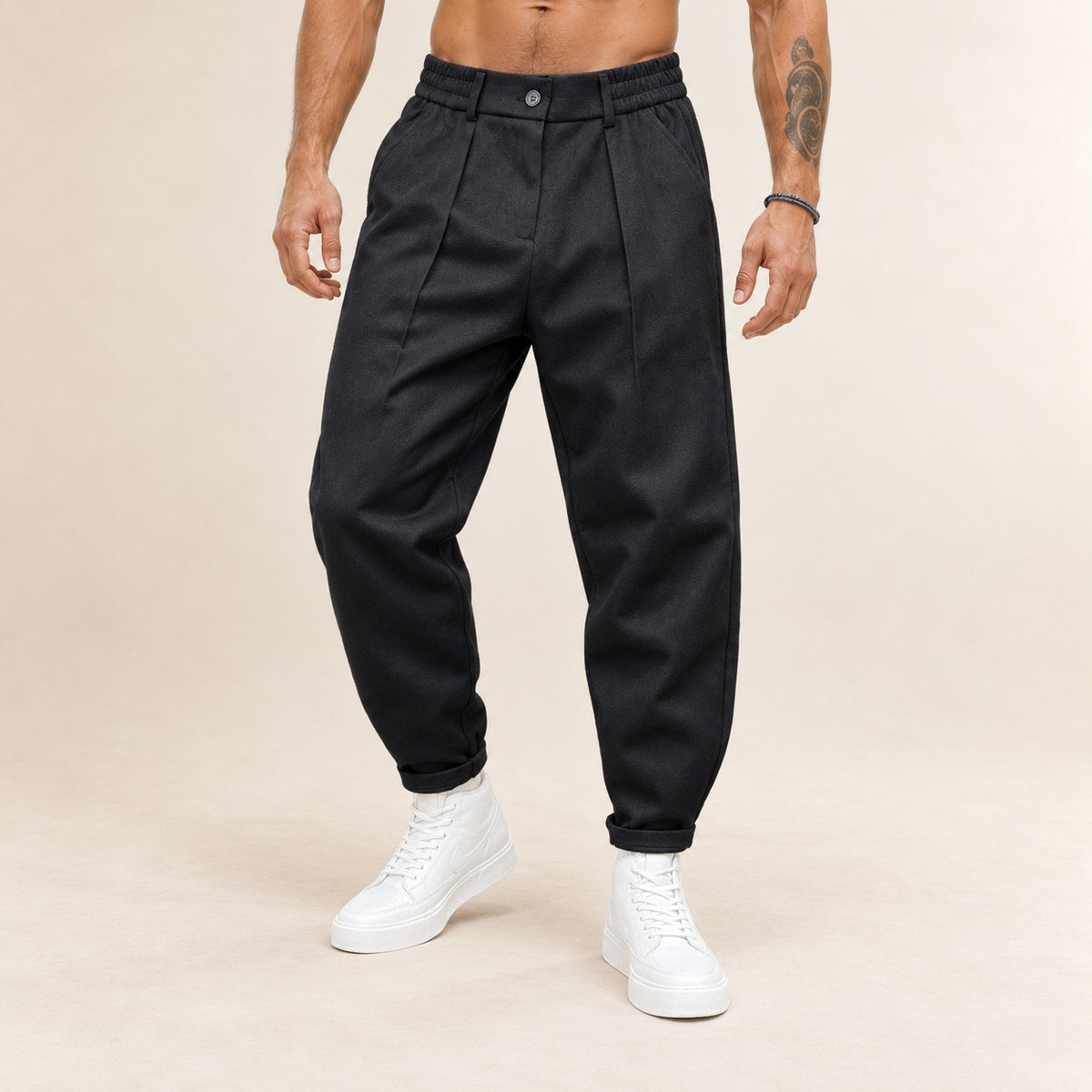 Pantalon Homme à plis, coupe fuselée - Taille élastiquée, passants et braguette à bouton, poches obliques et arrière passepoilée