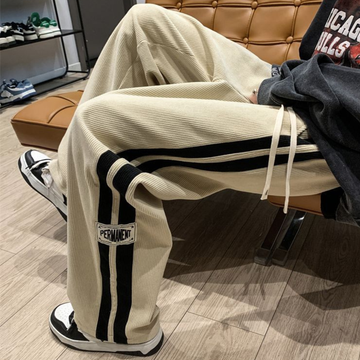 Pantalons pour homme—pantalon large décontracté à rayures doubles sur les côtés et logo patch sur la cuisse