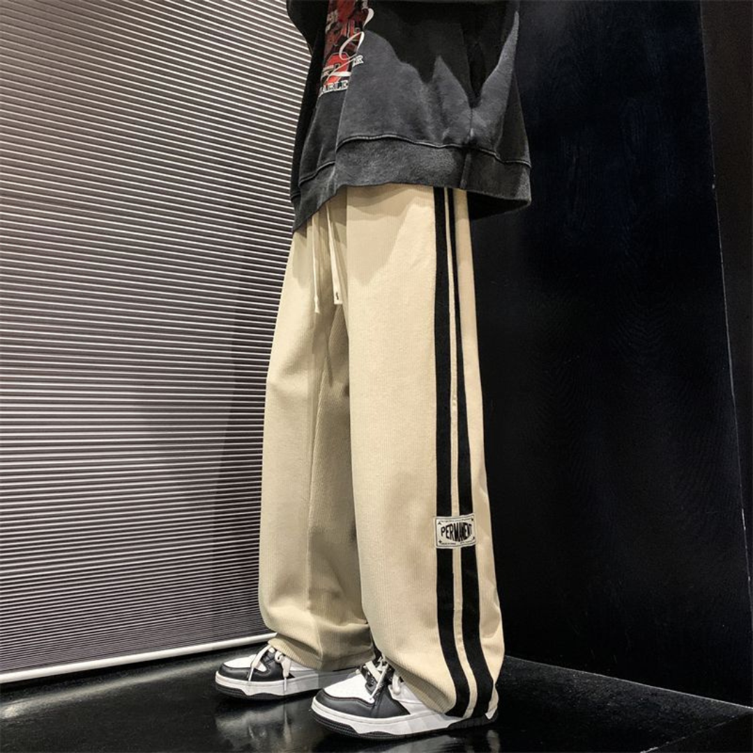 Pantalons pour homme—pantalon large décontracté à rayures doubles sur les côtés et logo patch sur la cuisse