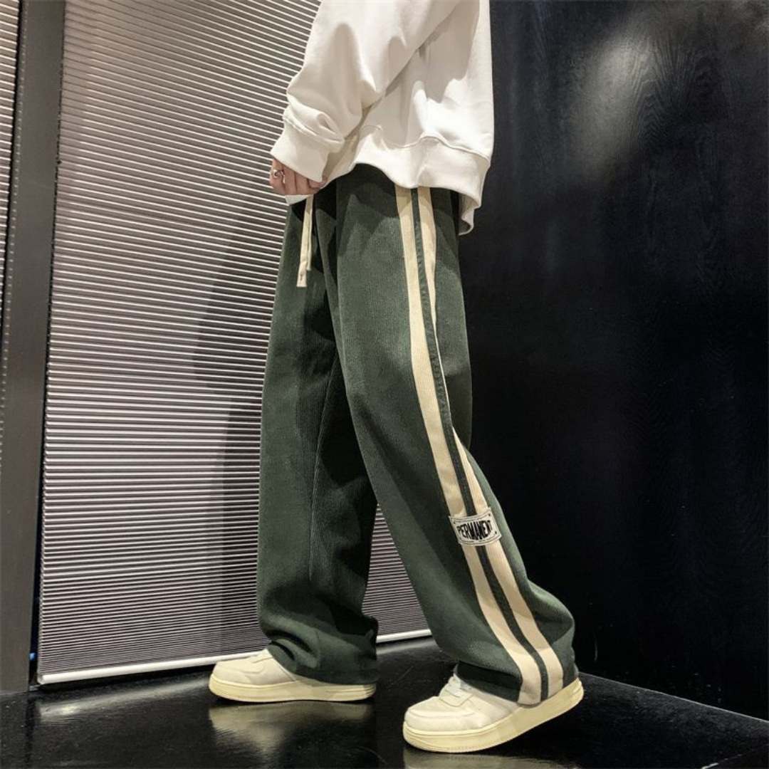 Pantalons pour homme—pantalon large décontracté à rayures doubles sur les côtés et logo patch sur la cuisse