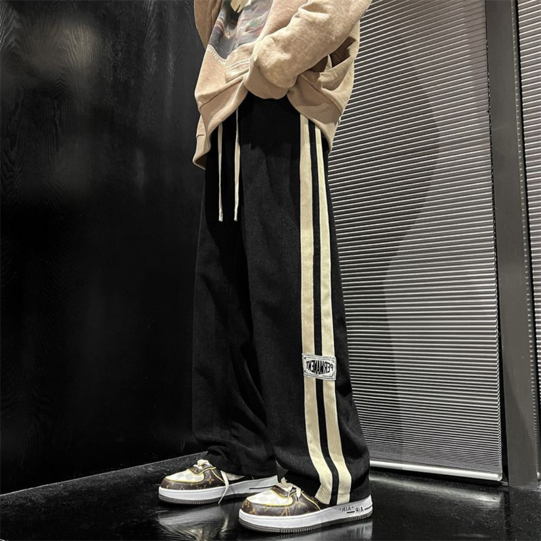 Pantalons pour homme—pantalon large décontracté à rayures doubles sur les côtés et logo patch sur la cuisse