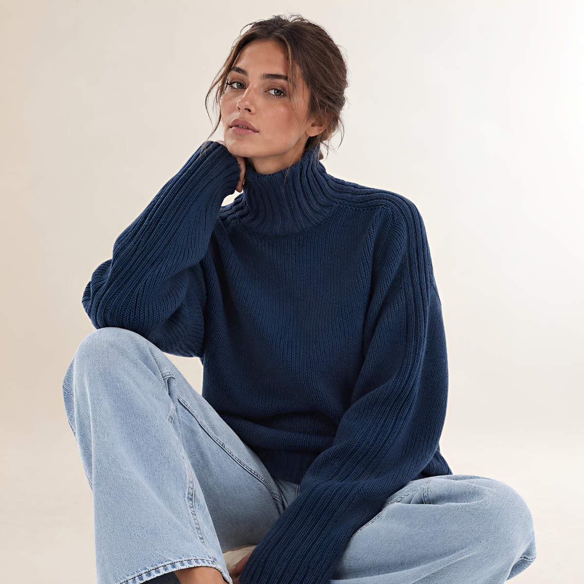 Pull femme à col montant, manches longues, coupe régulière et texture côtelée