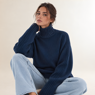 Pull femme à col montant, manches longues, coupe régulière et texture côtelée