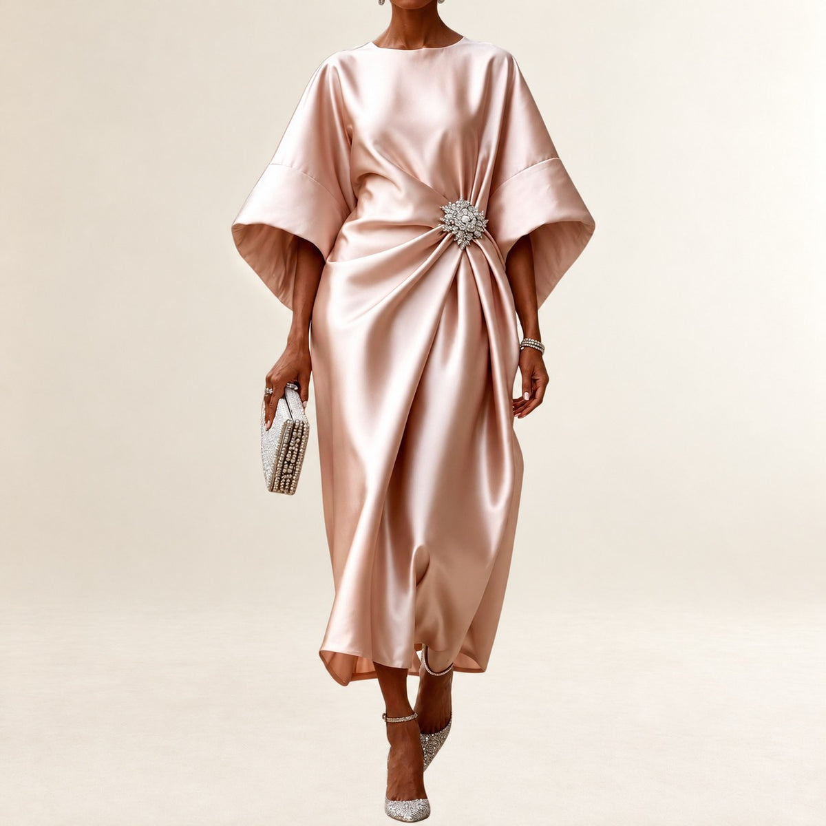 Robe femme col bateau midi à manches kimono larges, drapé et broche modulant la taille