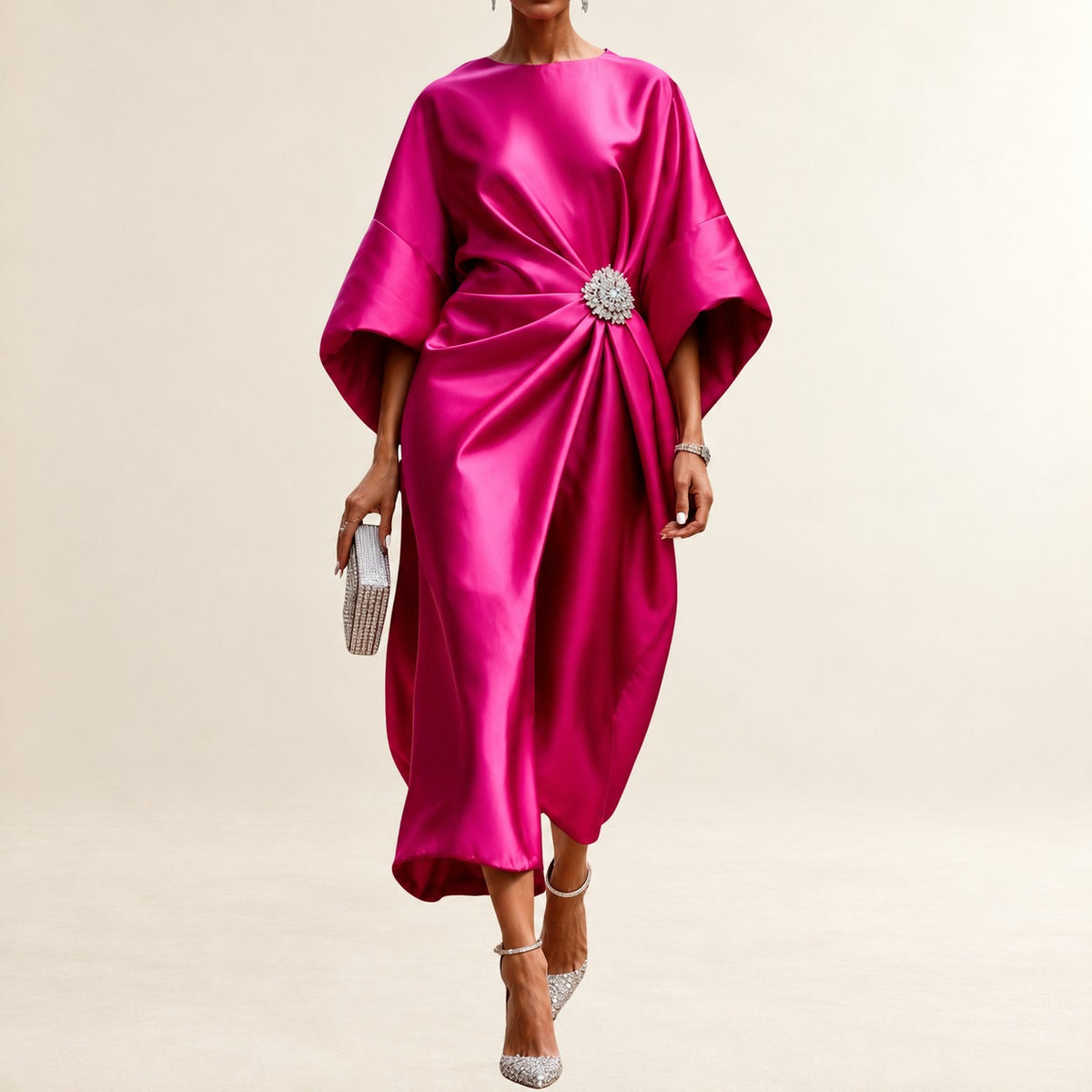 Robe femme col bateau midi à manches kimono larges, drapé et broche modulant la taille