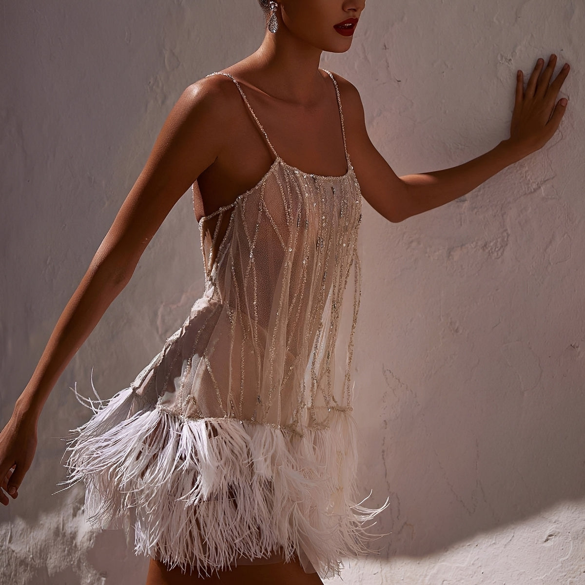 Robe femme mini à bretelles spaghetti, sequins, ourlet à franges décoratives et dos nu à lanières