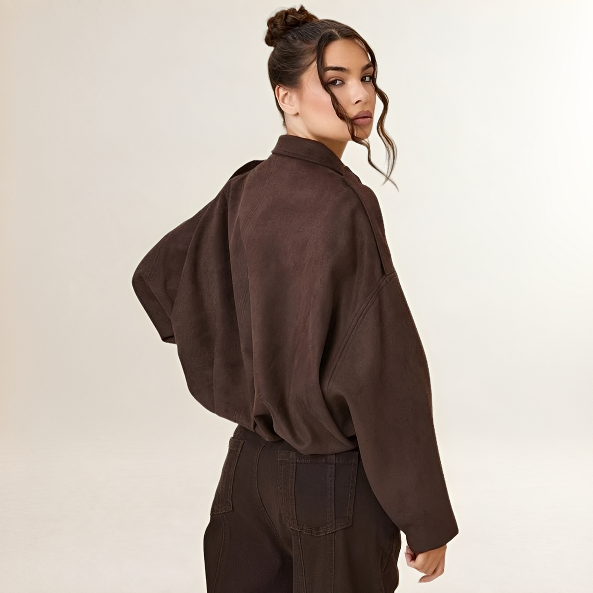 Vêtement: Veste bomber pour femmes - coupe cropboxy avec épaulettes et ourlet froncé