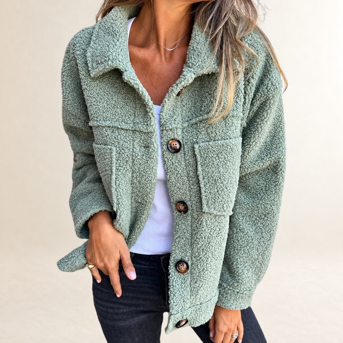 Veste courte femme à boutons frontaux, texture texturée, col en revers et poches plaquées