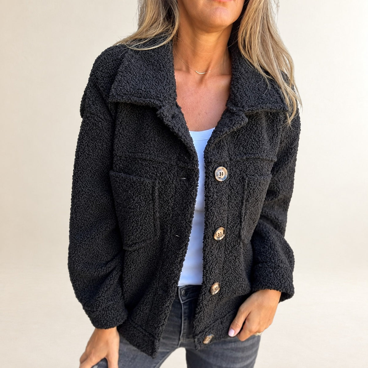 Veste courte femme à boutons frontaux, texture texturée, col en revers et poches plaquées