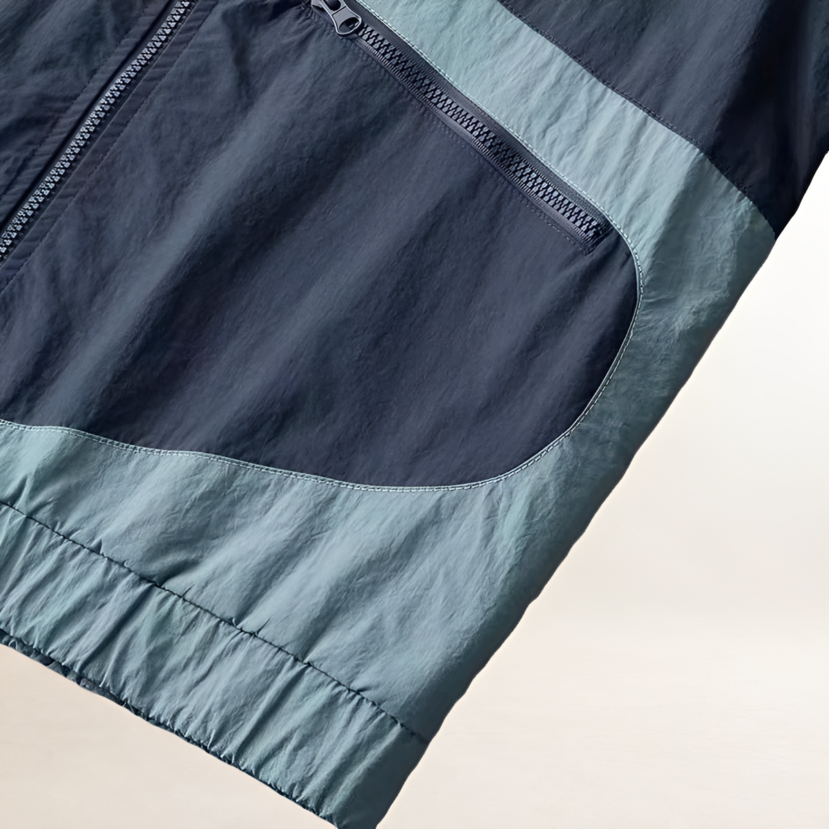 Veste de pluie homme à coupe régulière avec capuche ajustable et poches zippées