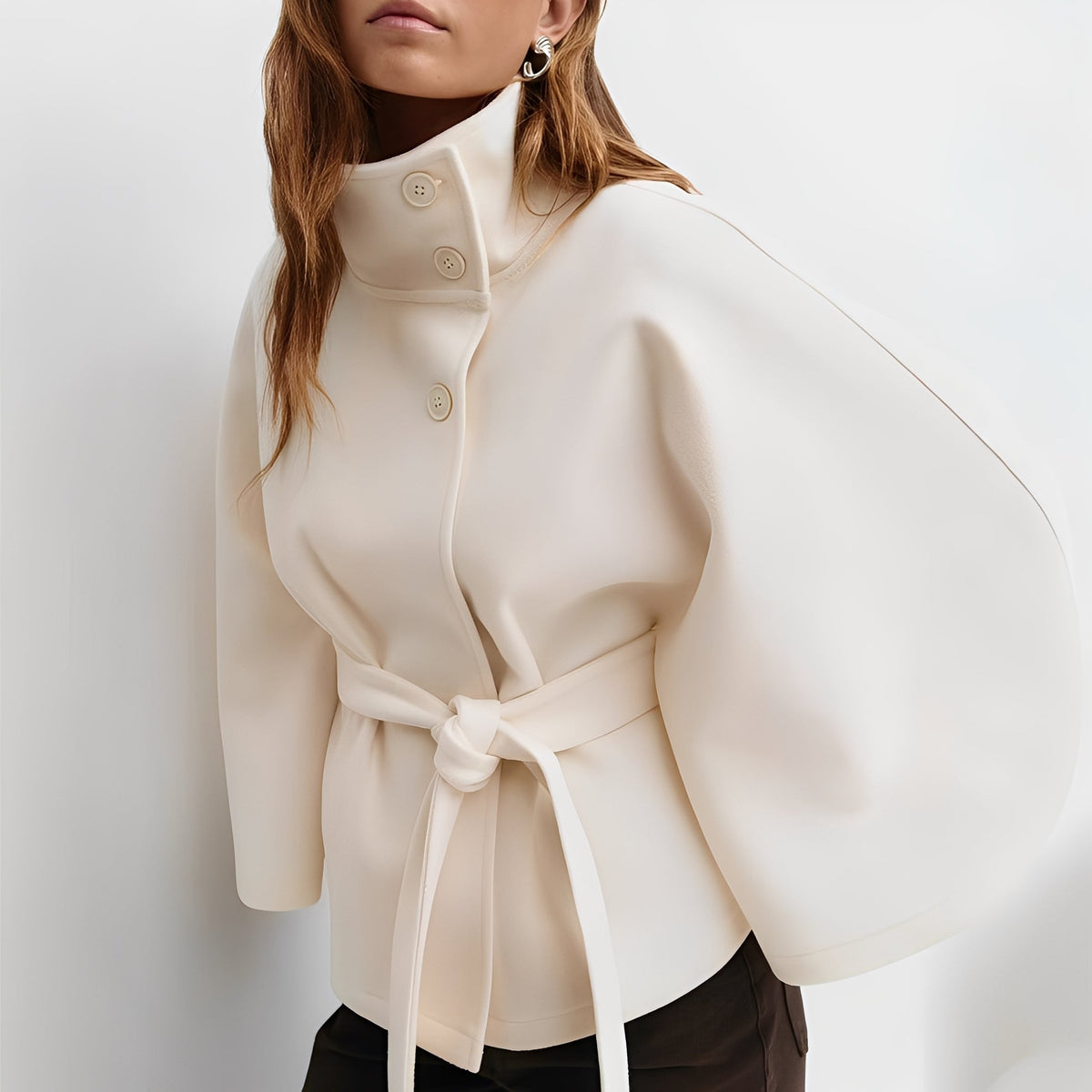 Veste femme cape à col haut et fermeture bouton avec ceinture coupe décontractée