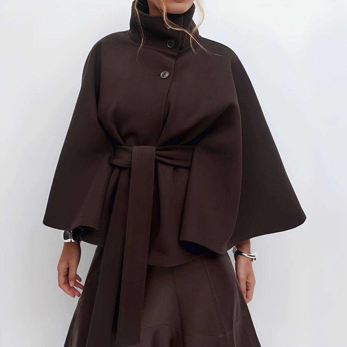 Veste femme cape à col haut et fermeture bouton avec ceinture coupe décontractée
