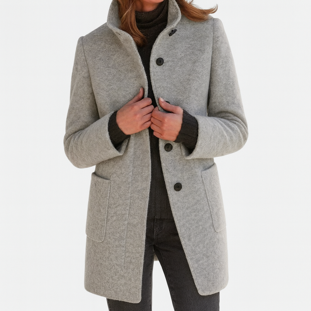 Veste femme col haut boutonnière – longueur hip, coupe décontractée, poches latérales visibles
