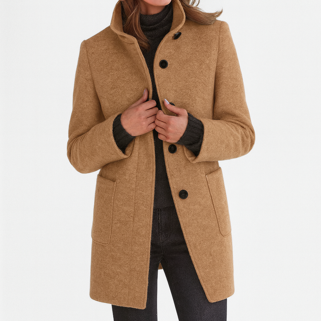 Veste femme col haut boutonnière – longueur hip, coupe décontractée, poches latérales visibles