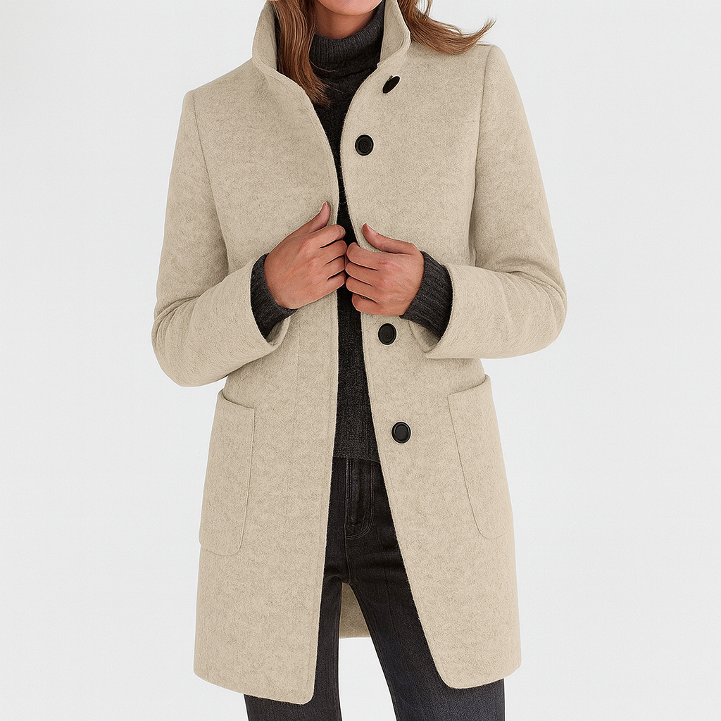 Veste femme col haut boutonnière – longueur hip, coupe décontractée, poches latérales visibles