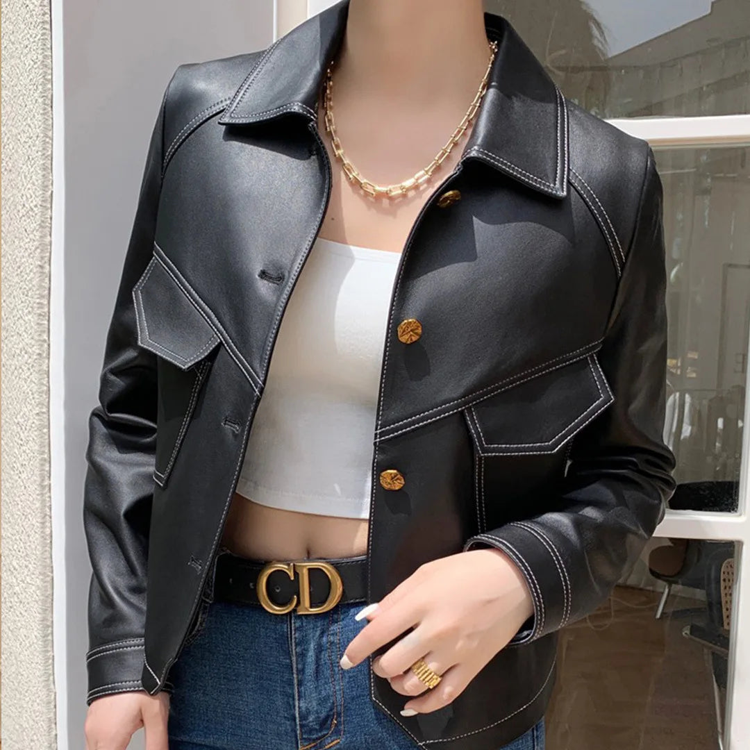 Veste femme à col structuré, poches plaquées et fermeture bouton