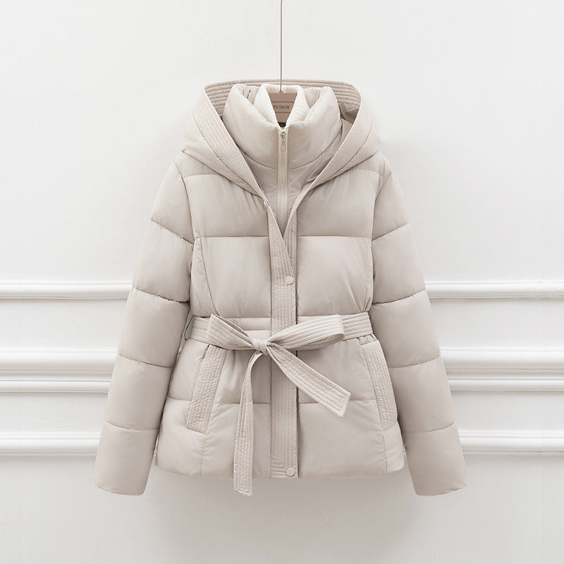 Veste femme saisonnière à capuche rembourrée avec ceinture - coupe décontractée