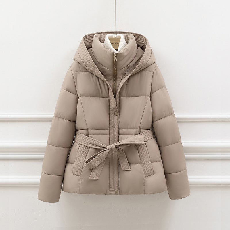 Veste femme saisonnière à capuche rembourrée avec ceinture - coupe décontractée