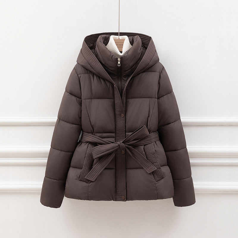 Veste femme saisonnière à capuche rembourrée avec ceinture - coupe décontractée