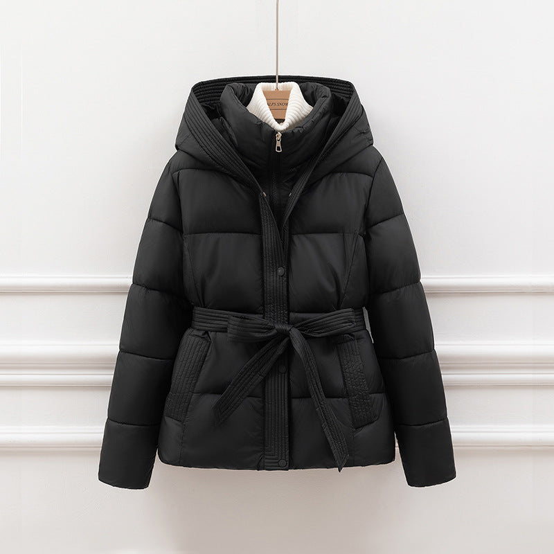 Veste femme saisonnière à capuche rembourrée avec ceinture - coupe décontractée