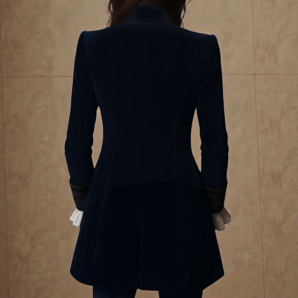 Veste femme tailleur longue à coupe structurée - empiècements brodés et poignets larges