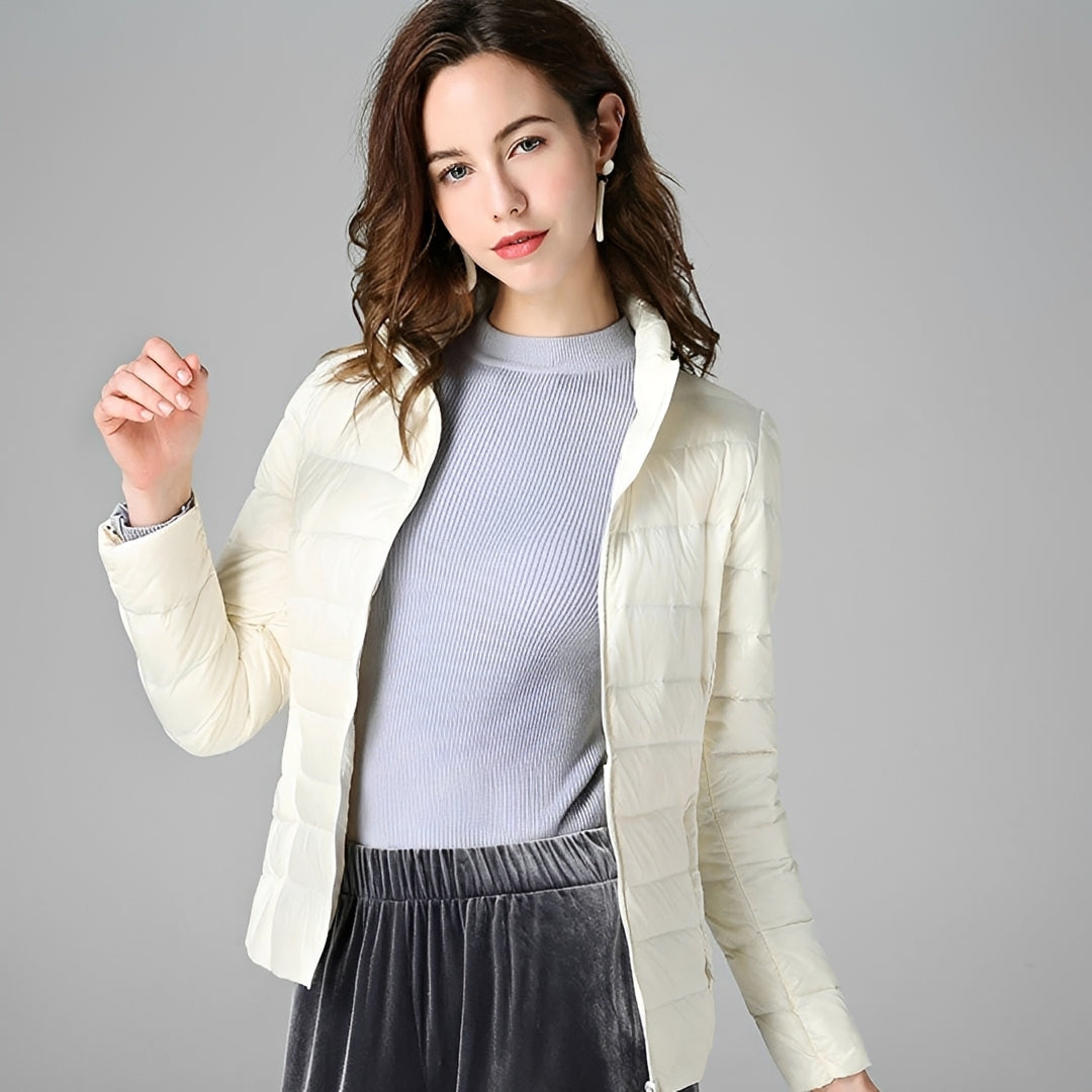 Veste légère pour femmes à design matelassé, col montant, fermeture éclair